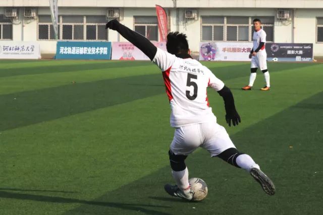 欧冠-莱万梅开二度奥尔莫破门 巴萨3-0布雷斯特